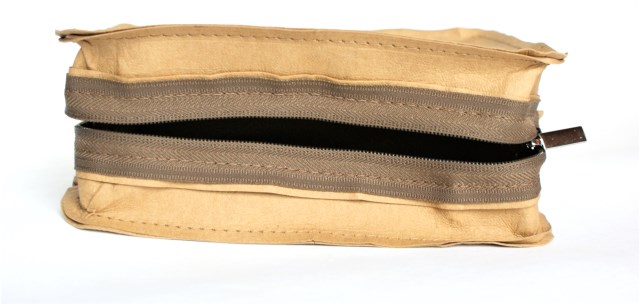 Oba łączenia pasów stebnujemy po zewnętrznej stronie  na 1 mm.